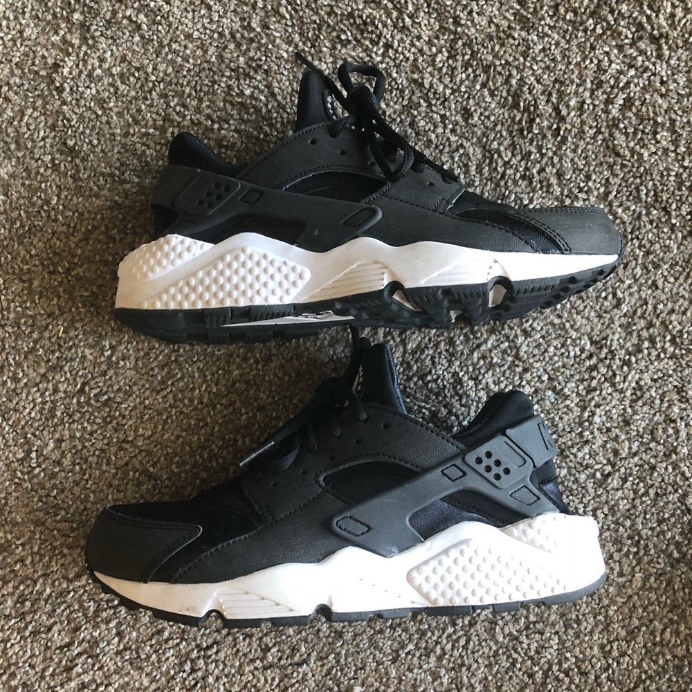 Women's Nike huraches black